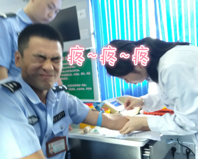 疼skr人！警察在移動(dòng)獻(xiàn)血車上的表情包亮了