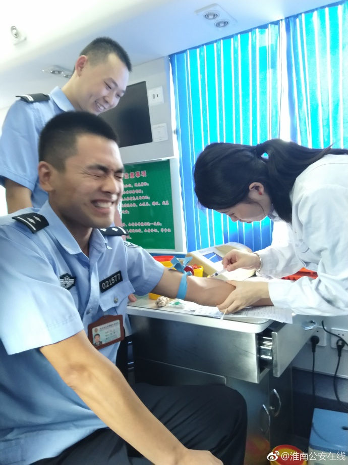 疼skr人！警察在移動(dòng)獻(xiàn)血車上的表情包亮了