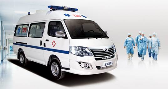命懸一線牽動人心，救護車臨危不亂治病救人_