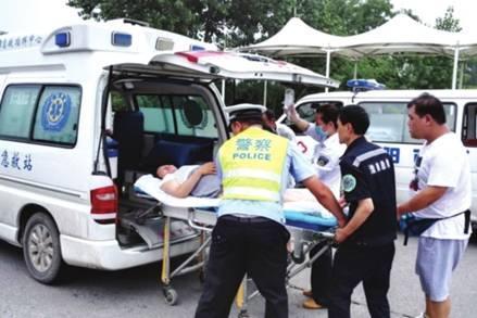 命懸一線牽動人心，救護車臨危不亂治病救人_